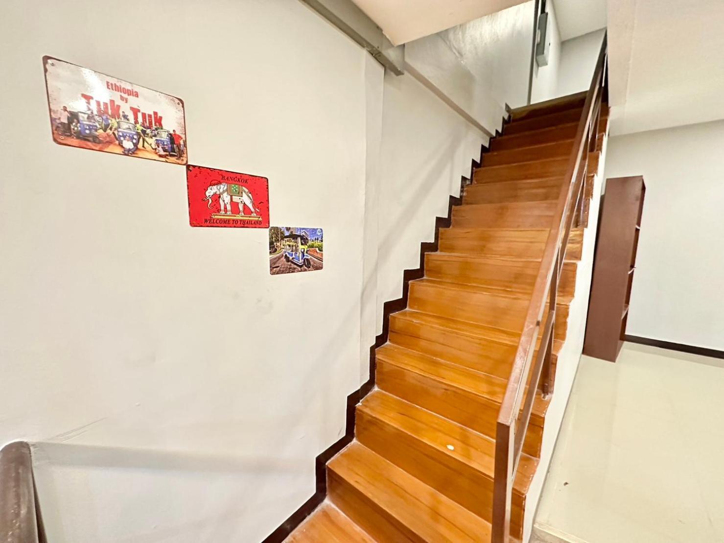 Baan At Khaosan Hostel Bangkok Exterior photo